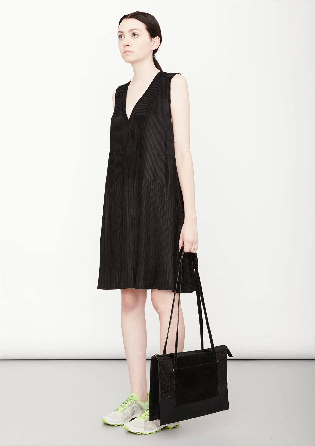 DRESS V-COLLAR SLEEVELESS - black pleated