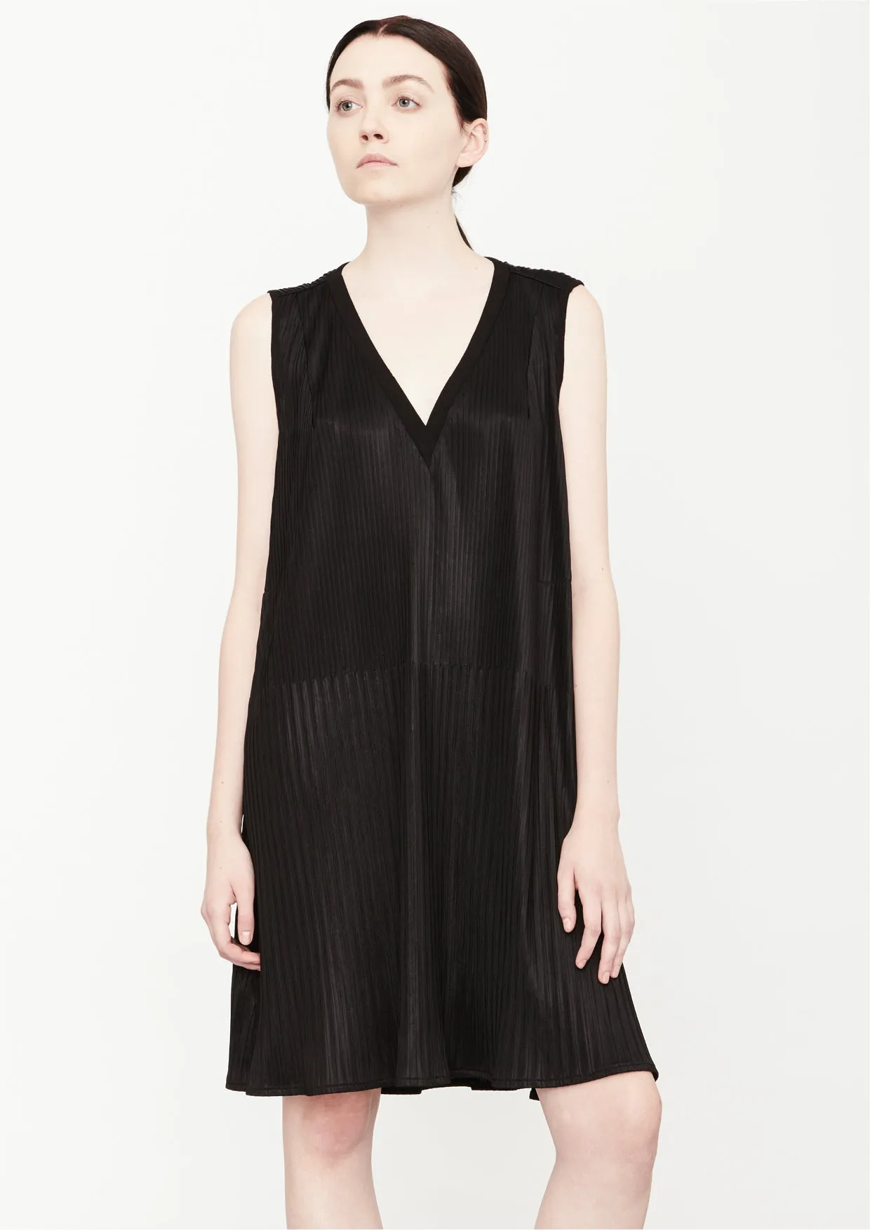 DRESS V-COLLAR SLEEVELESS - black pleated