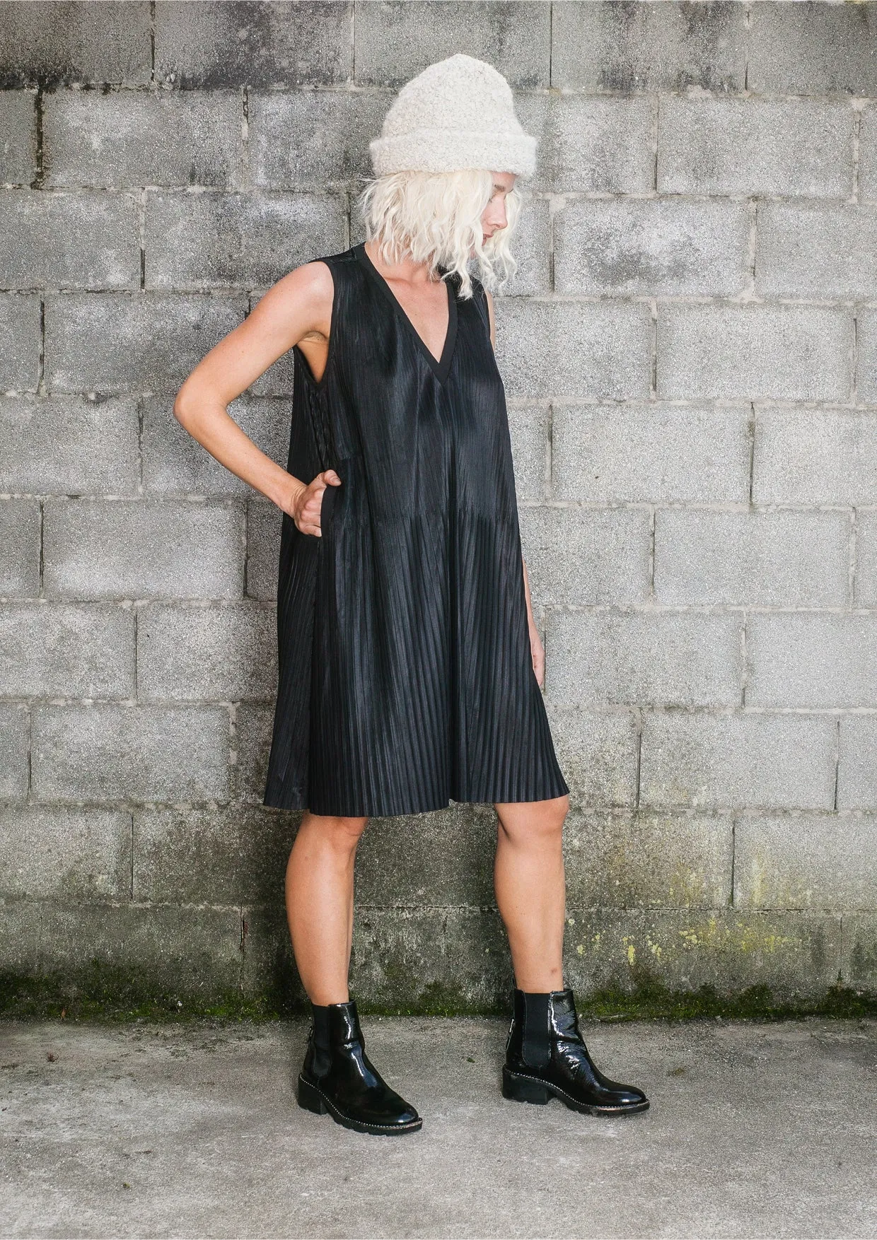 DRESS V-COLLAR SLEEVELESS - black pleated