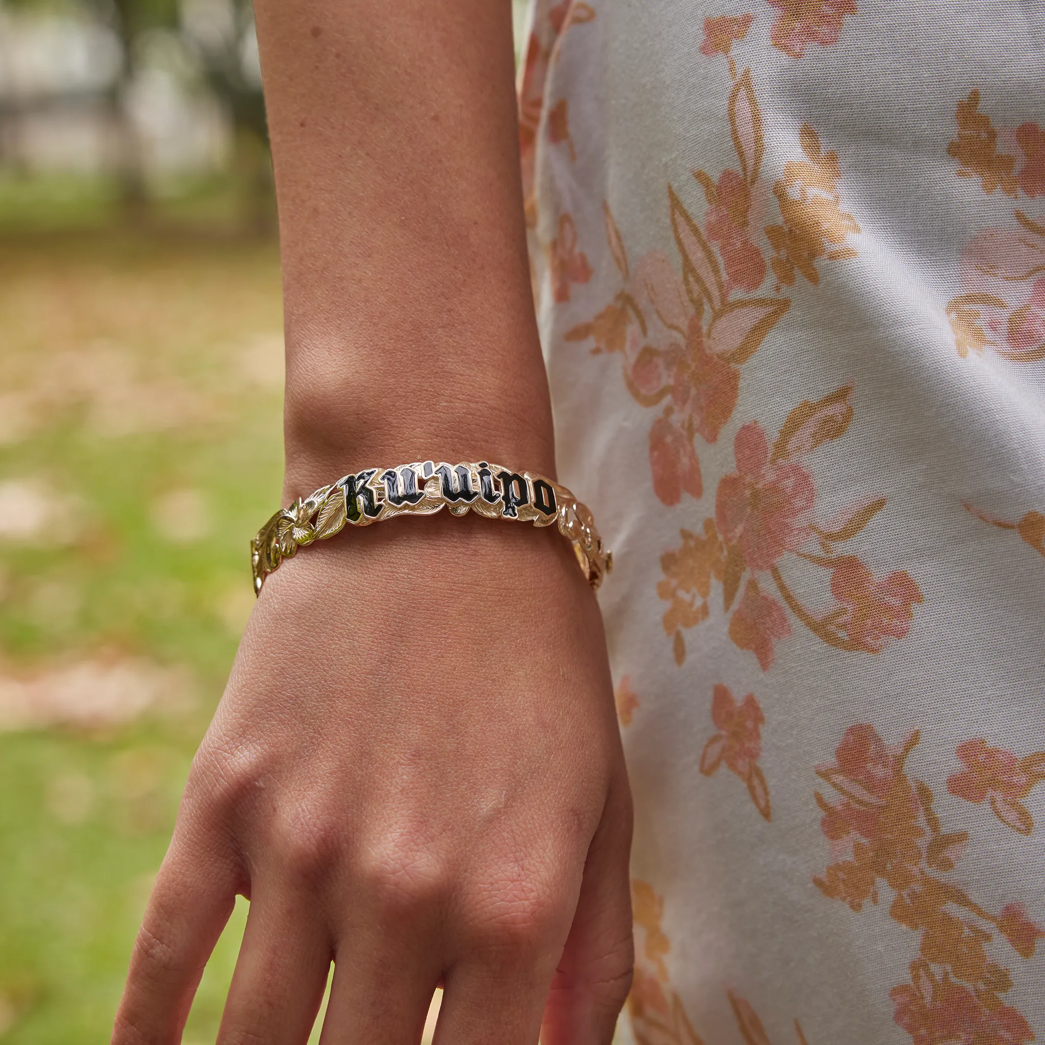 Hawaiian Heirloom Kuʻuipo (Sweetheart) Plumeria Enamel Hinge Bracelet in Gold - 12mm