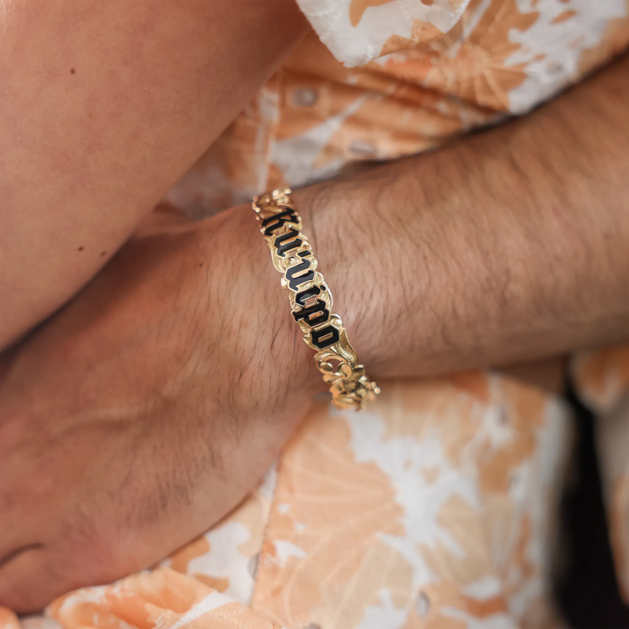 Hawaiian Heirloom Kuʻuipo (Sweetheart) Plumeria Enamel Hinge Bracelet in Gold - 12mm