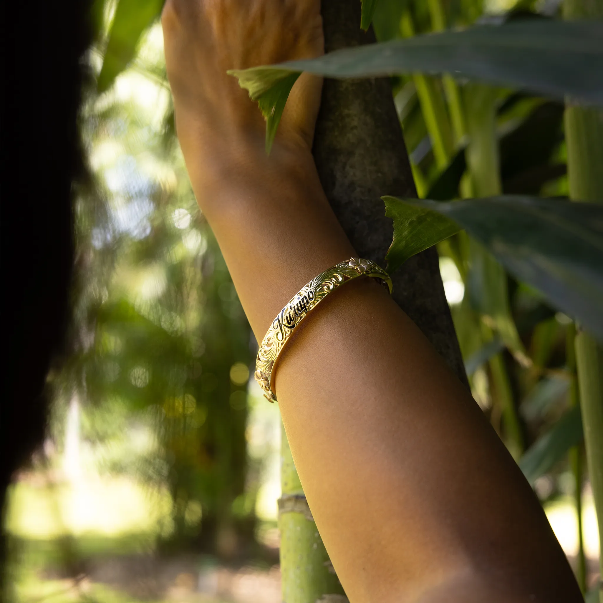 Hawaiian Heirloom Kuʻuipo (Sweetheart) Plumeria Hinge Bracelet in Tri Color Gold with Diamonds - 10mm