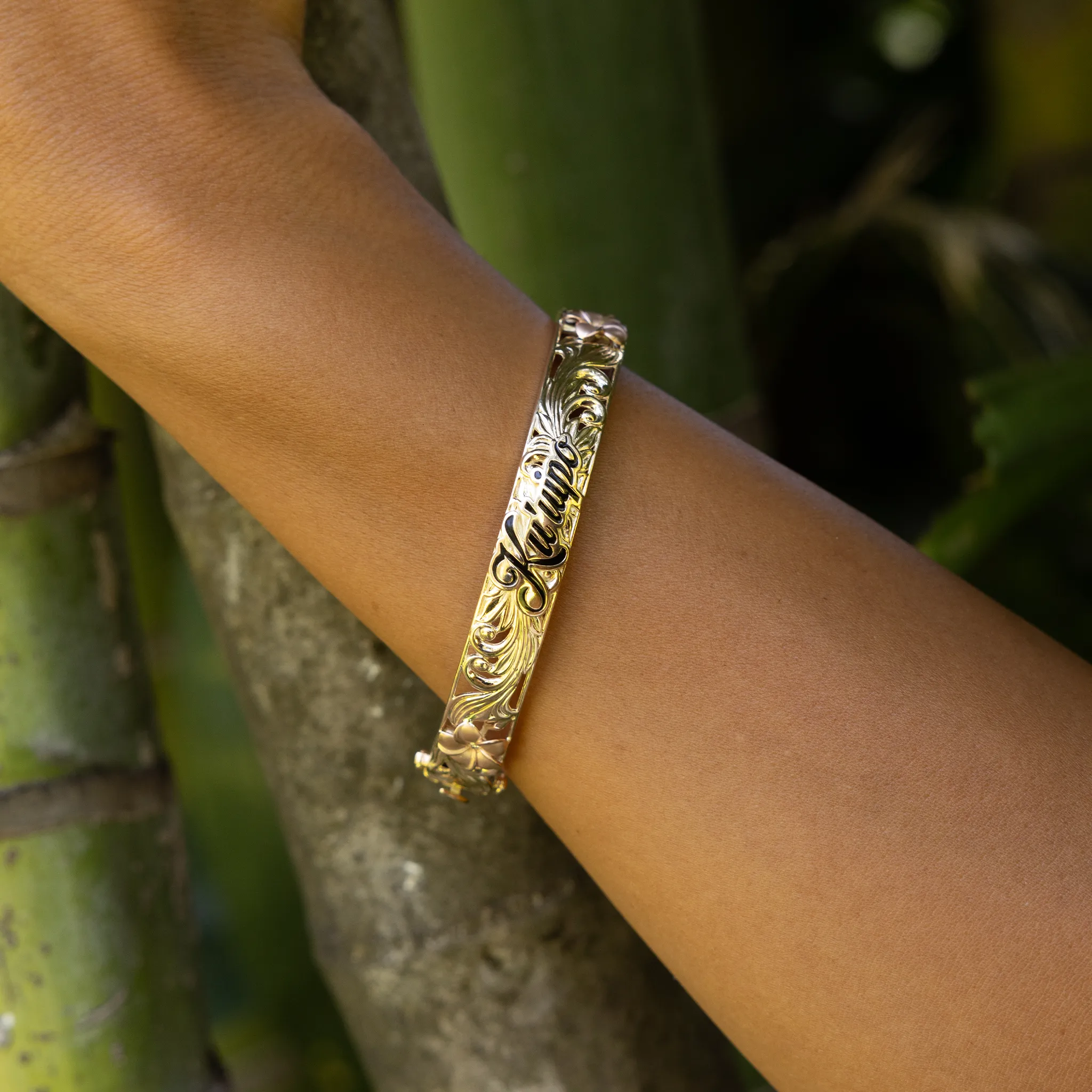 Hawaiian Heirloom Kuʻuipo (Sweetheart) Plumeria Hinge Bracelet in Tri Color Gold with Diamonds - 10mm