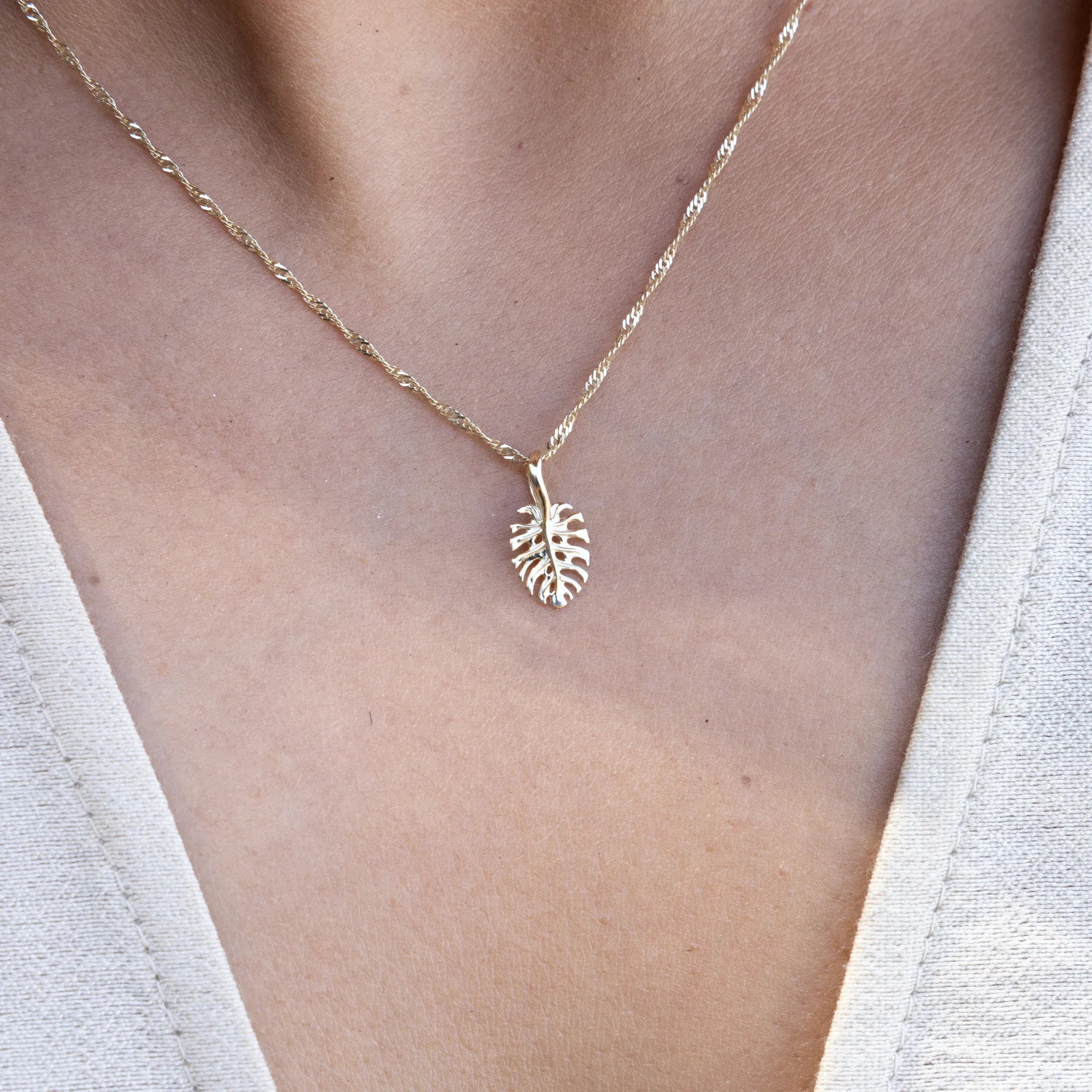 Monstera Pendant in Gold - 13.5mm