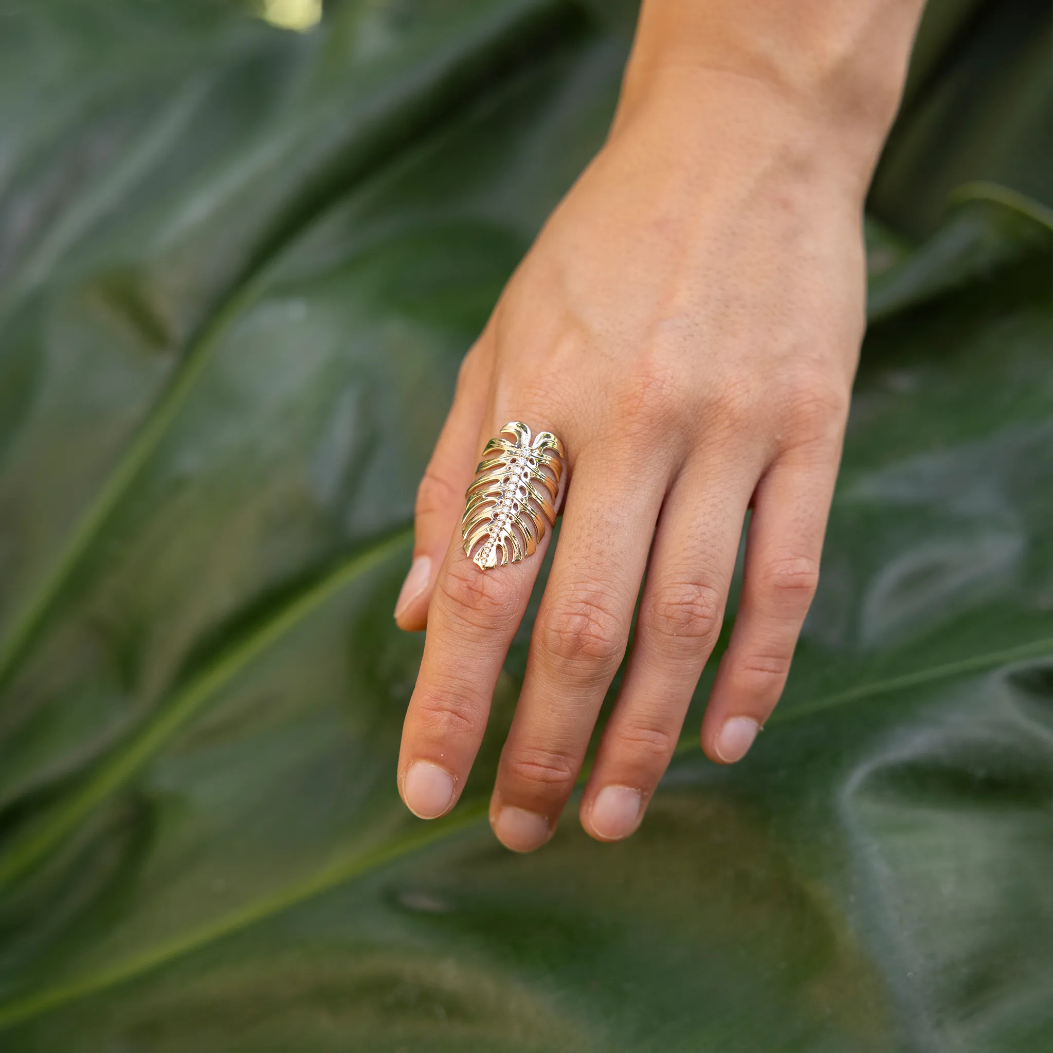 Monstera Ring in Gold with Diamonds - 32mm