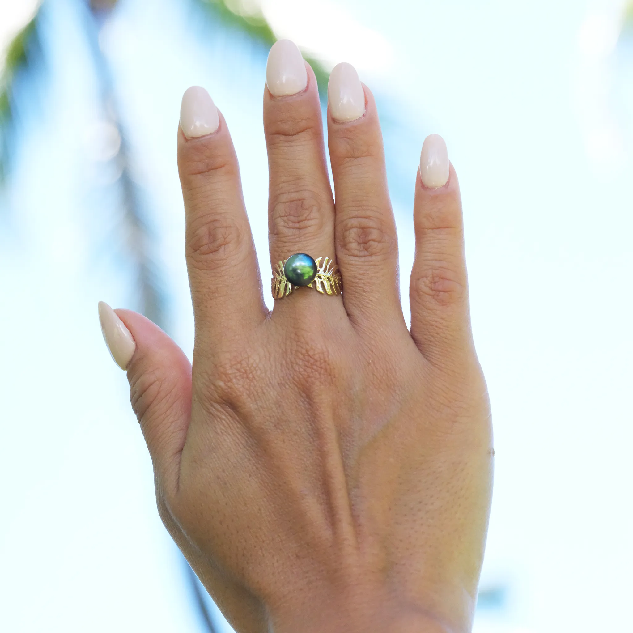 Monstera Tahitian Black Pearl Ring in Gold - 8-9mm