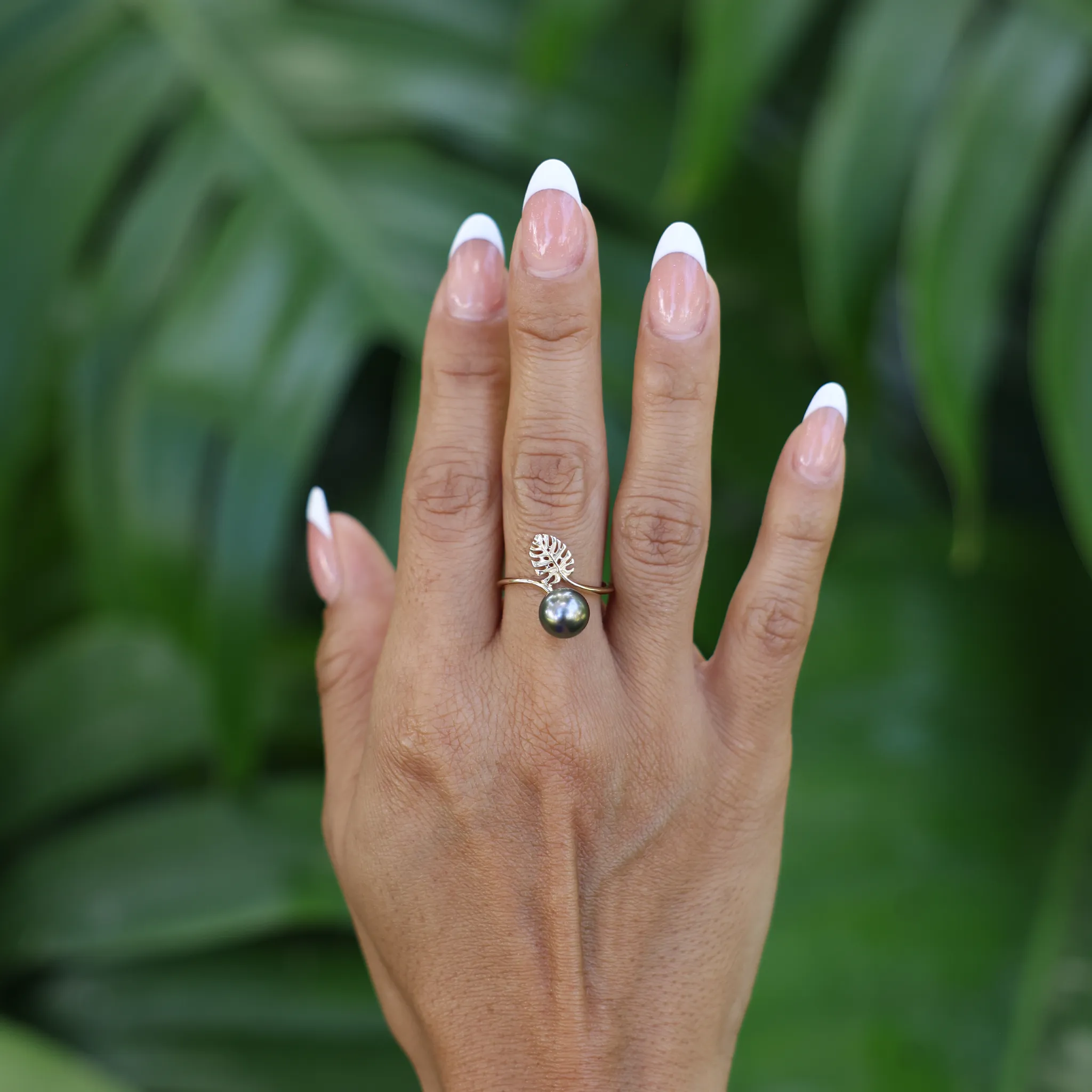 Monstera Tahitian Black Pearl Ring in Gold