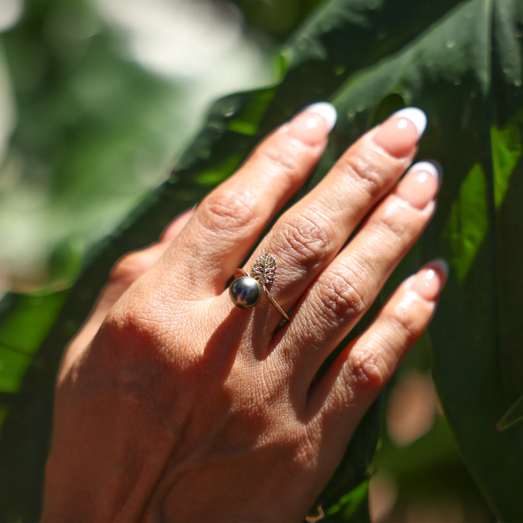 Monstera Tahitian Black Pearl Ring in Gold