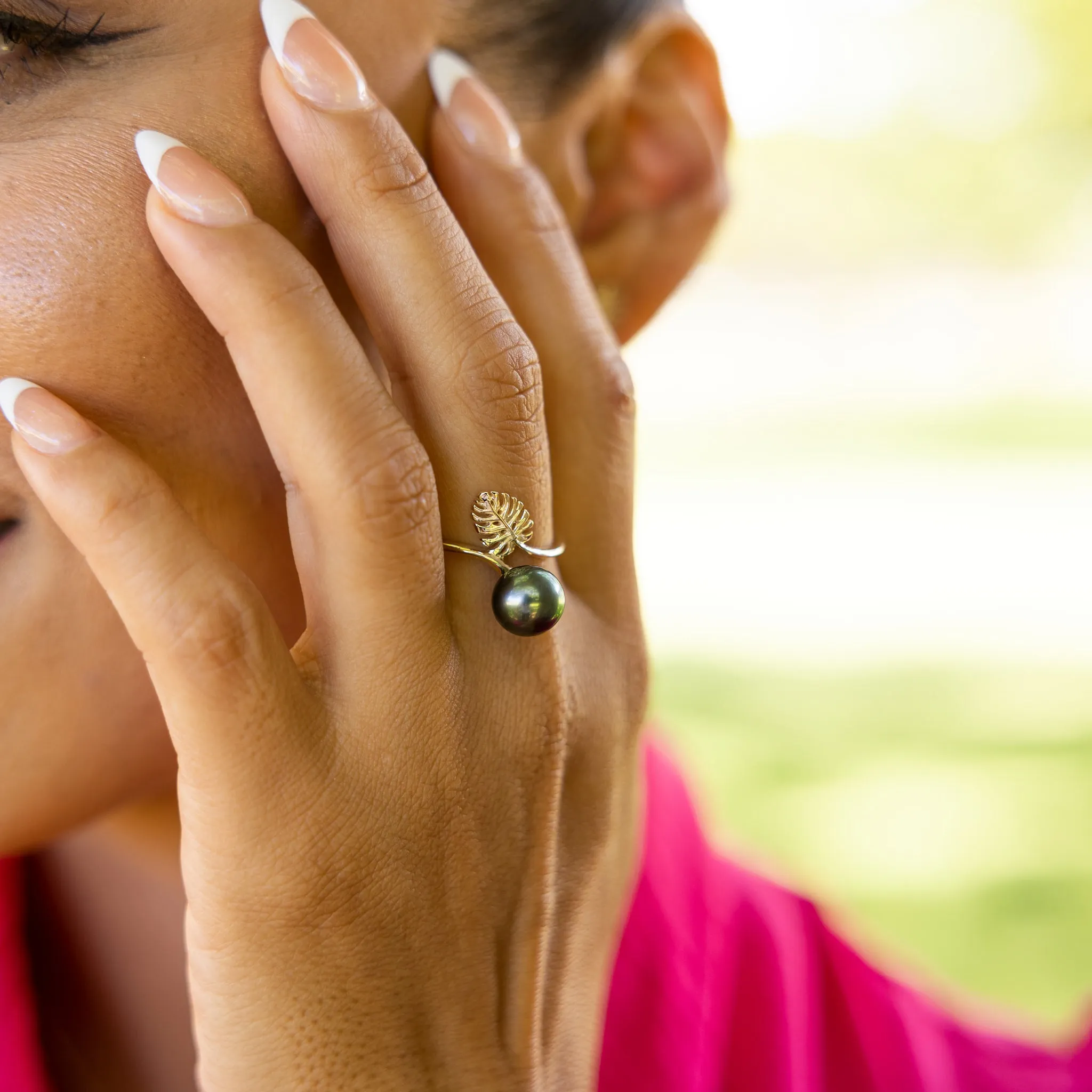 Monstera Tahitian Black Pearl Ring in Gold